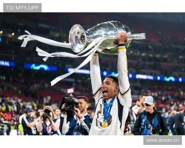 贝林厄姆与齐达内生涯上限对比：中场角色演变与时代差异