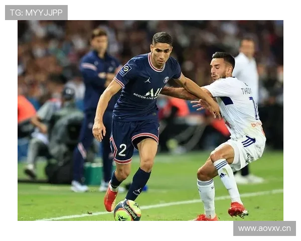 巴黎圣日耳曼边路主导进攻问题显现,当前阶段对整体战术稳定性面临考验 巴黎圣日耳曼边路主导进攻问题显现,当前阶段对整体战术稳定性面临考验