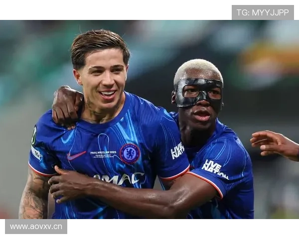 贝林厄姆的中场上限争议:天赋兑现与场上影响力真实差距何在 贝林厄姆的中场上限争议:天赋兑现与场上影响力真实差距何在