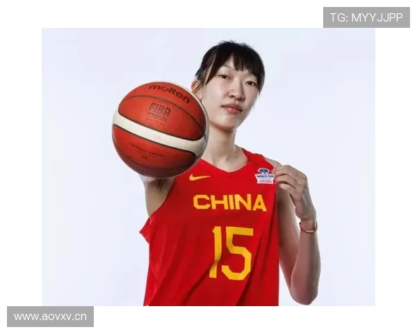 韩旭回家穿拖鞋的样子，完全没明星架子，这反差让人笑喷了！